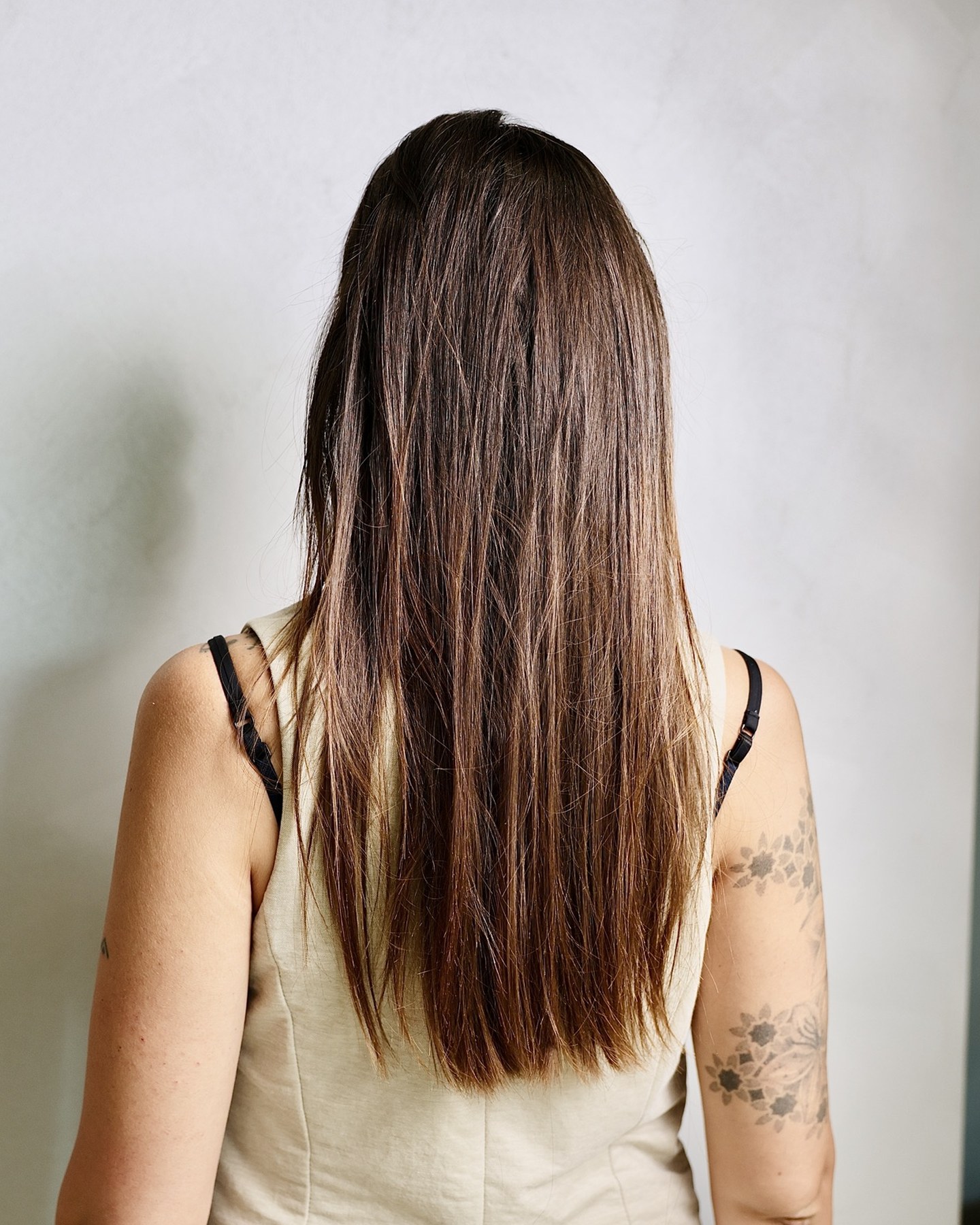 Prima: capelli lunghi lisci di un castano uniforme